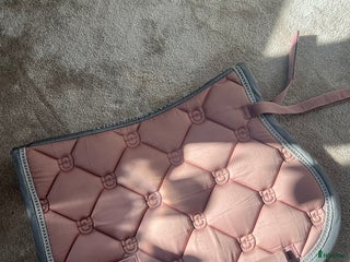 Schabrak & Vojlockar hästutrustning till salu: Rosa Es schabrak i Storfors - Annons 1