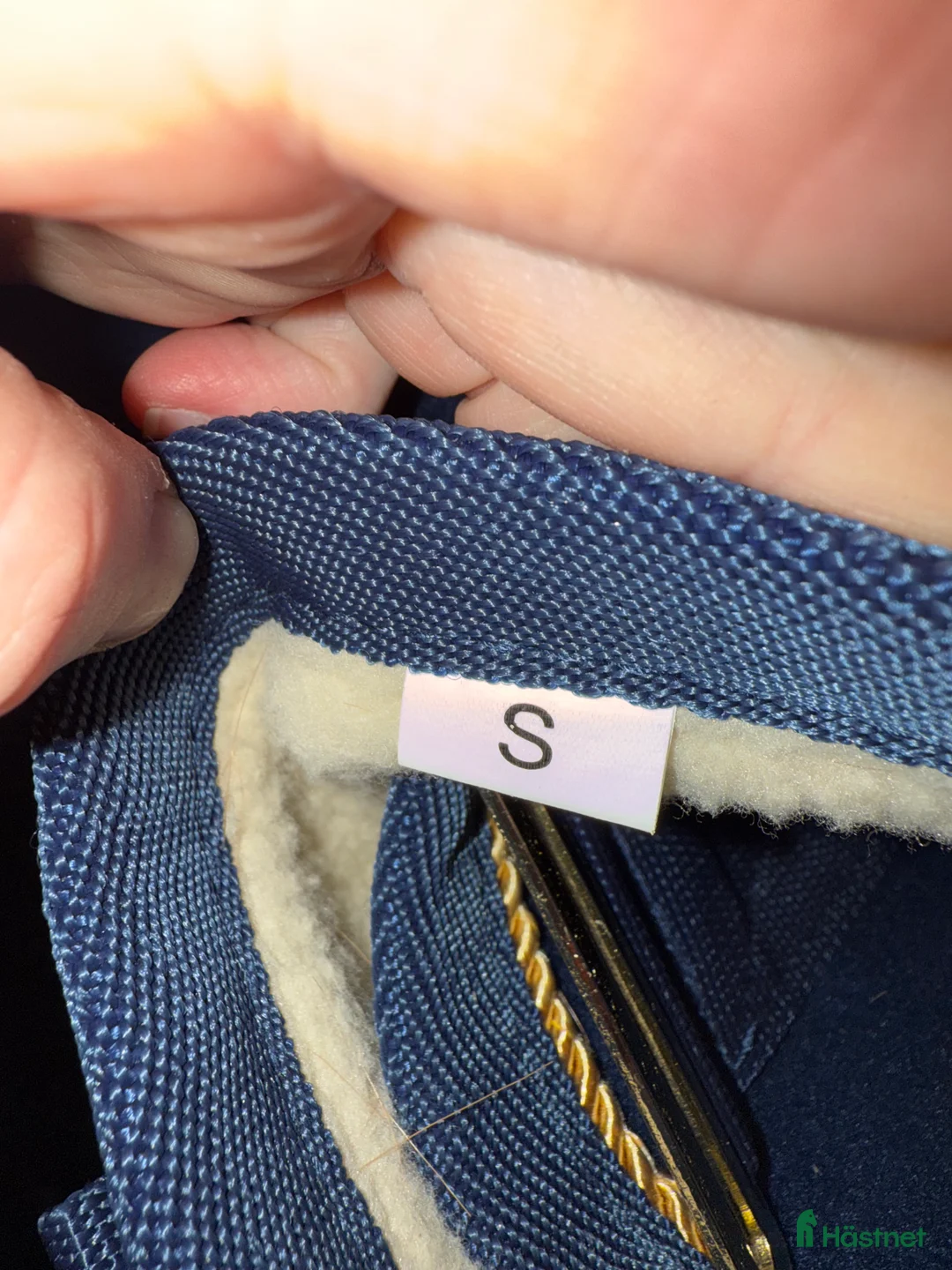 Täcken hästutrustning till salu: Fleecetäcke med teddyfoder  i Visby - Annons 4