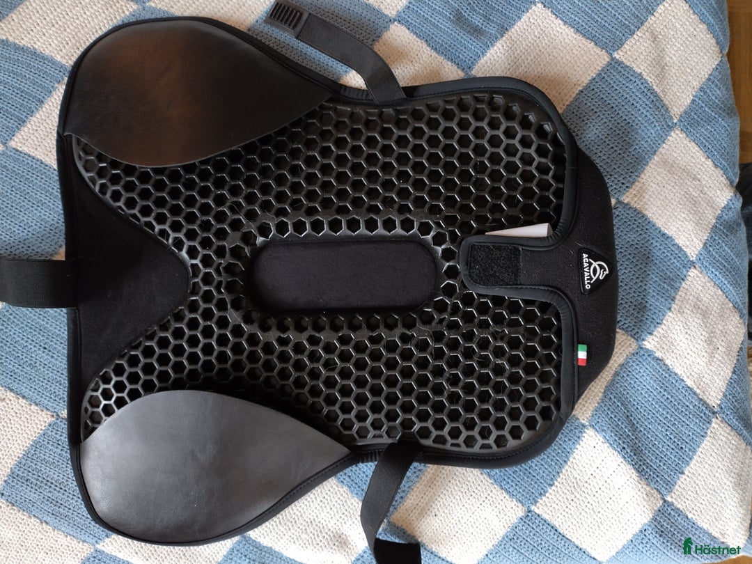 Sadeltillbehör hästutrustning till salu: Acavallo Gel Seat Saver Jump Ortho-pubis i Fågelmara - Annons 1