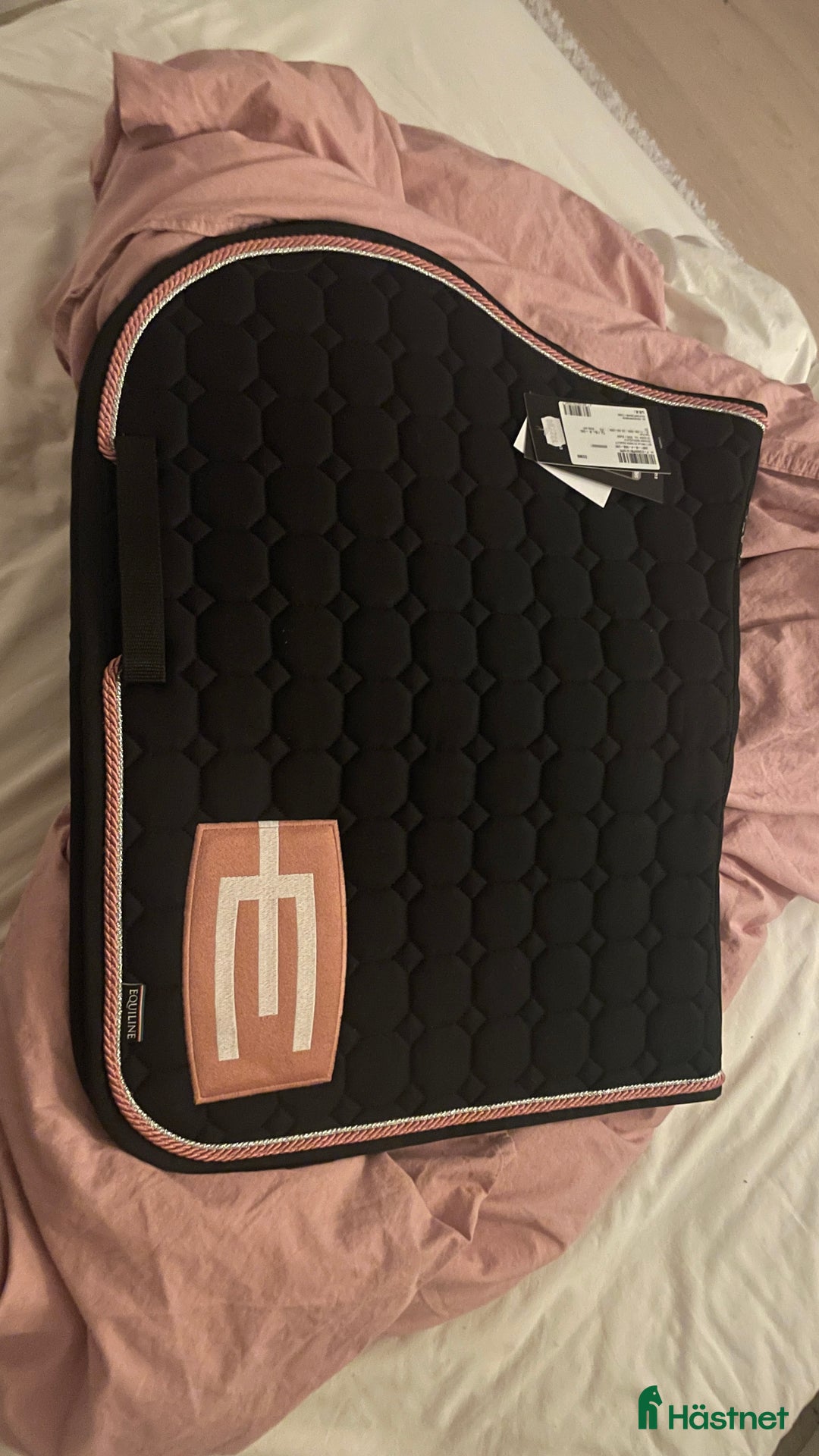 Schabrak & Vojlockar hästutrustning till salu: Rosa E-logga, helt ny i Varberg - Annons 1