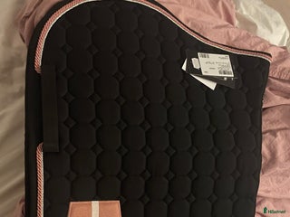 Schabrak & Vojlockar hästutrustning till salu: Rosa E-logga, helt ny i Varberg - Annons 2