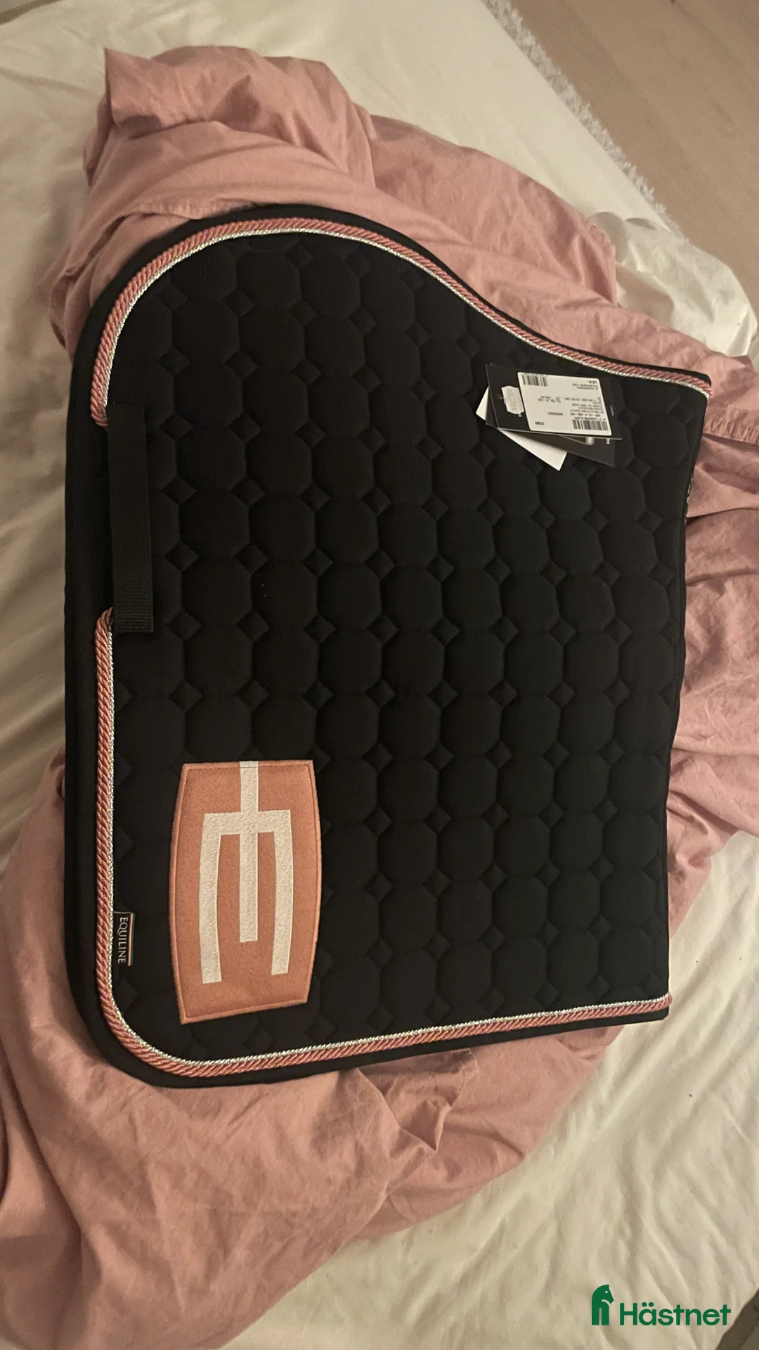Schabrak & Vojlockar hästutrustning till salu: Rosa E-logga, helt ny i Varberg - Annons 1