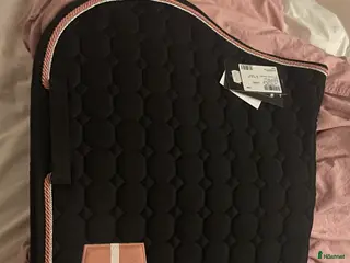 Schabrak & Vojlockar hästutrustning Rosa E-logga, helt ny i Varberg - Annons 24