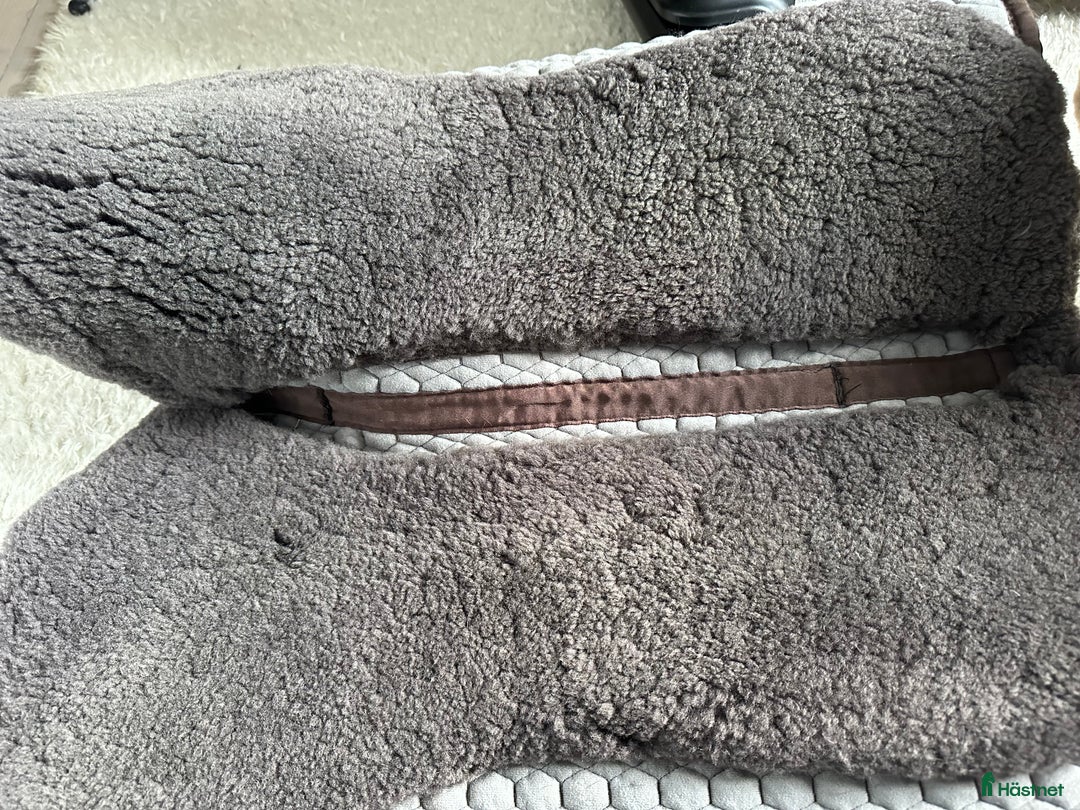 Schabrak & Vojlockar hästutrustning till salu: Mattes schabrak med fårskinn stl L - Hopp - brunt i Stockholm - Annons 5