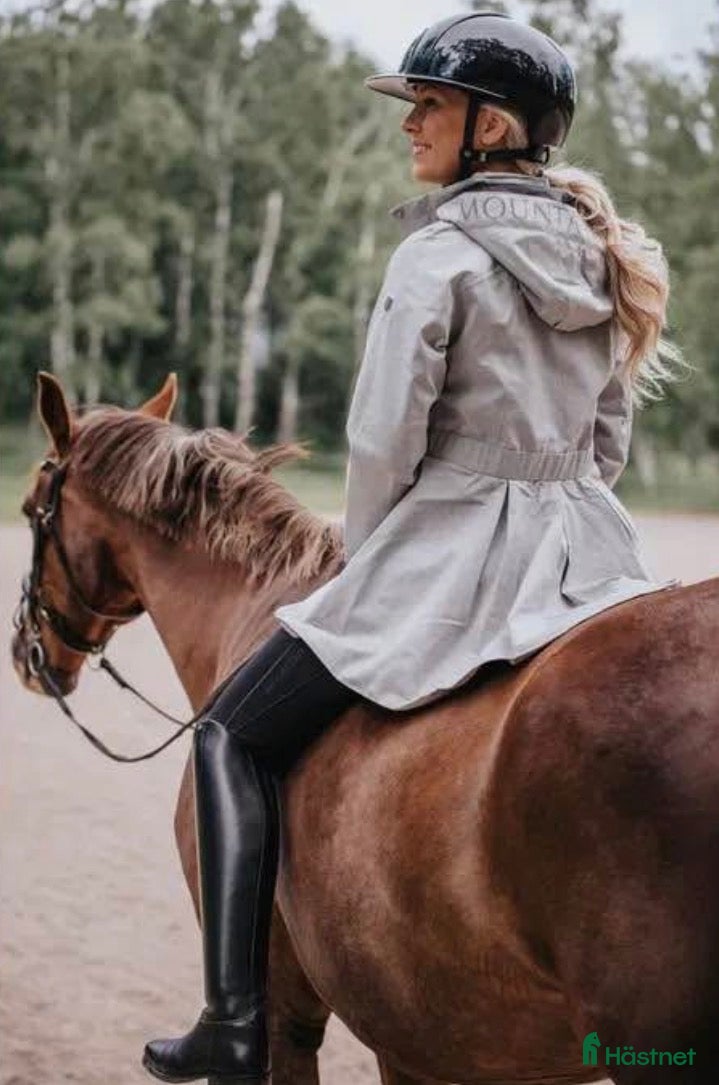 Jackor & Kavajer ryttarutrustning till salu: Mauntain Horse Daisy parka stl.M - Annons 2