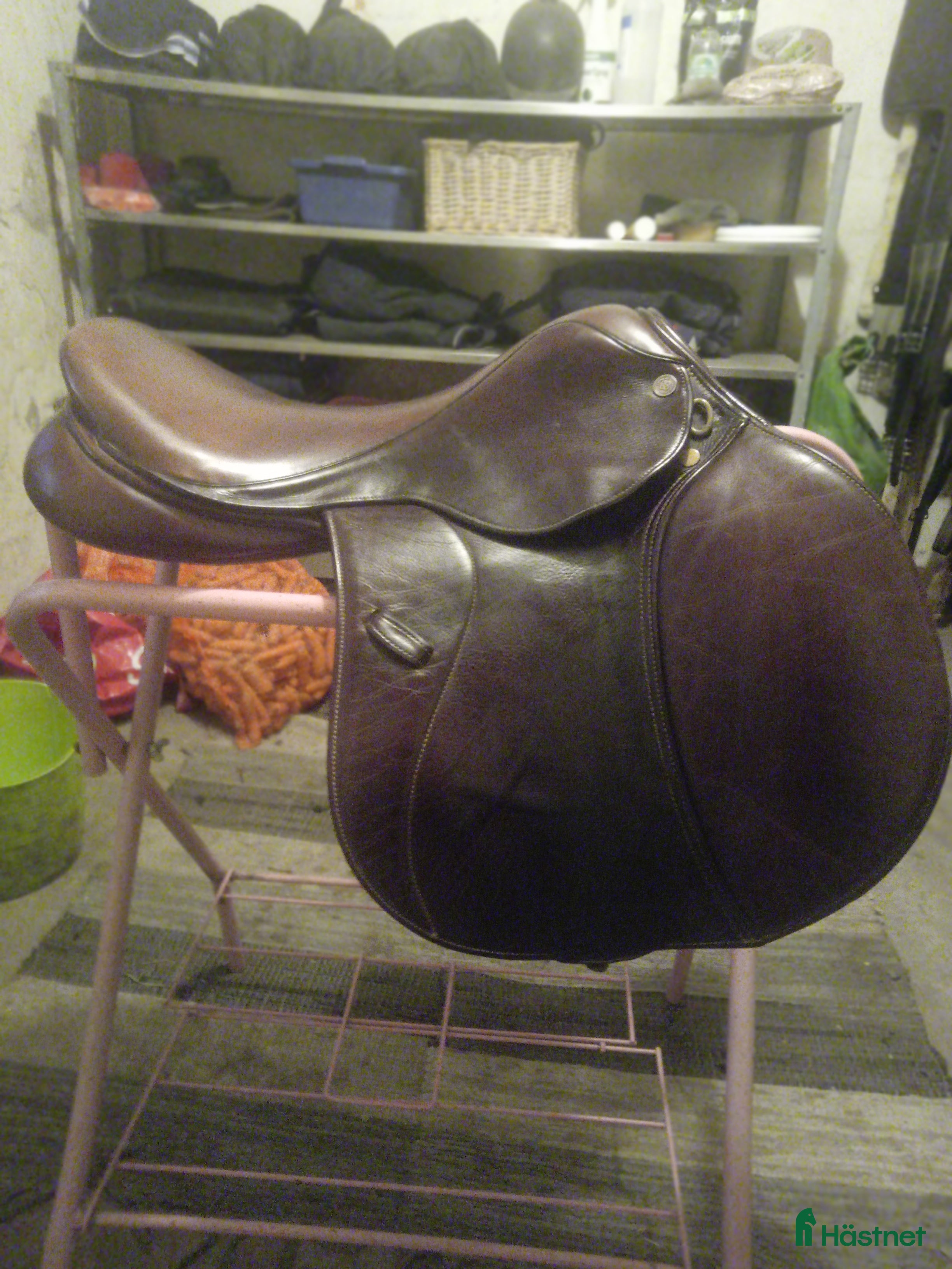 Sadlar hästutrustning till salu: Gold Medal Hoppsadel i Vara - Annons 1