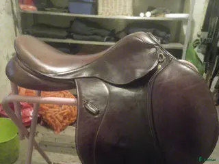 Sadlar hästutrustning till salu: Gold Medal Hoppsadel i Vara - Annons 1