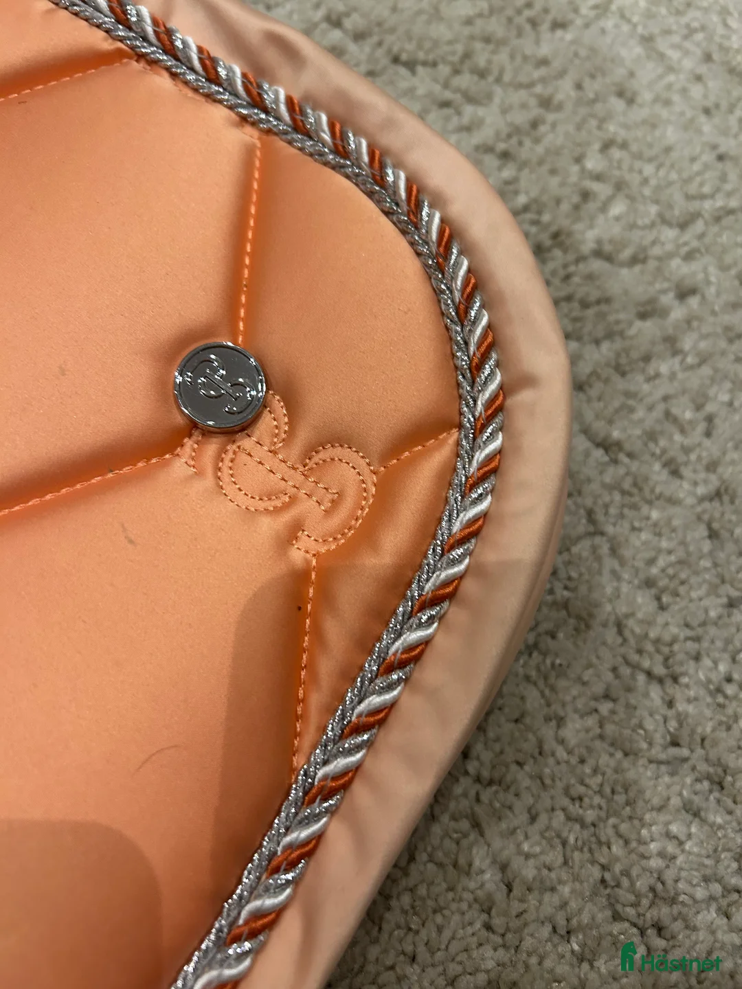 Schabrak & Vojlockar hästutrustning till salu: Orange set schabrak, boots och tröjor i Enhörna - Annons 8