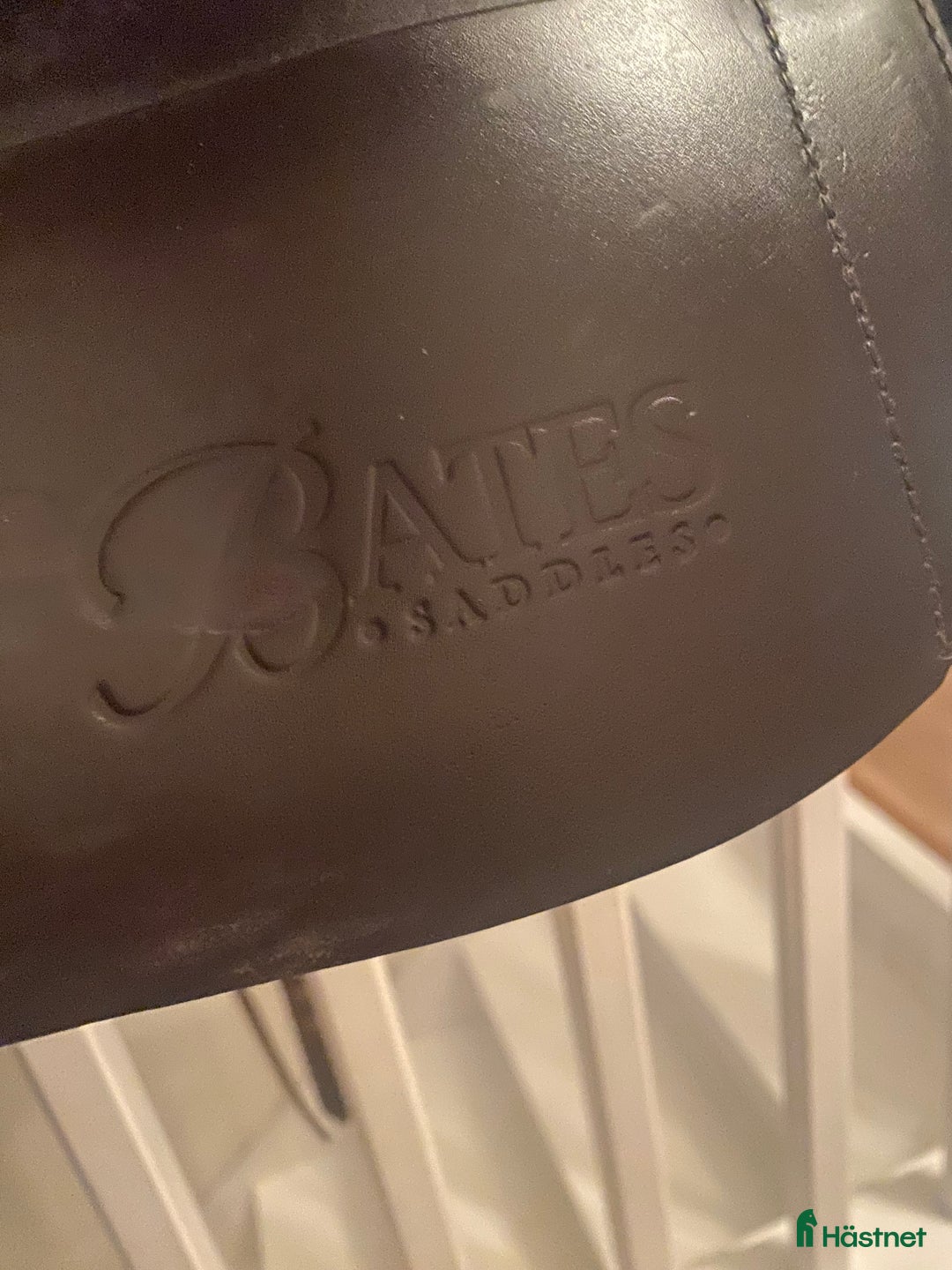 Sadlar hästutrustning till salu: Mycket fin Bates dressyrsadel! i Tranås - Annons 7