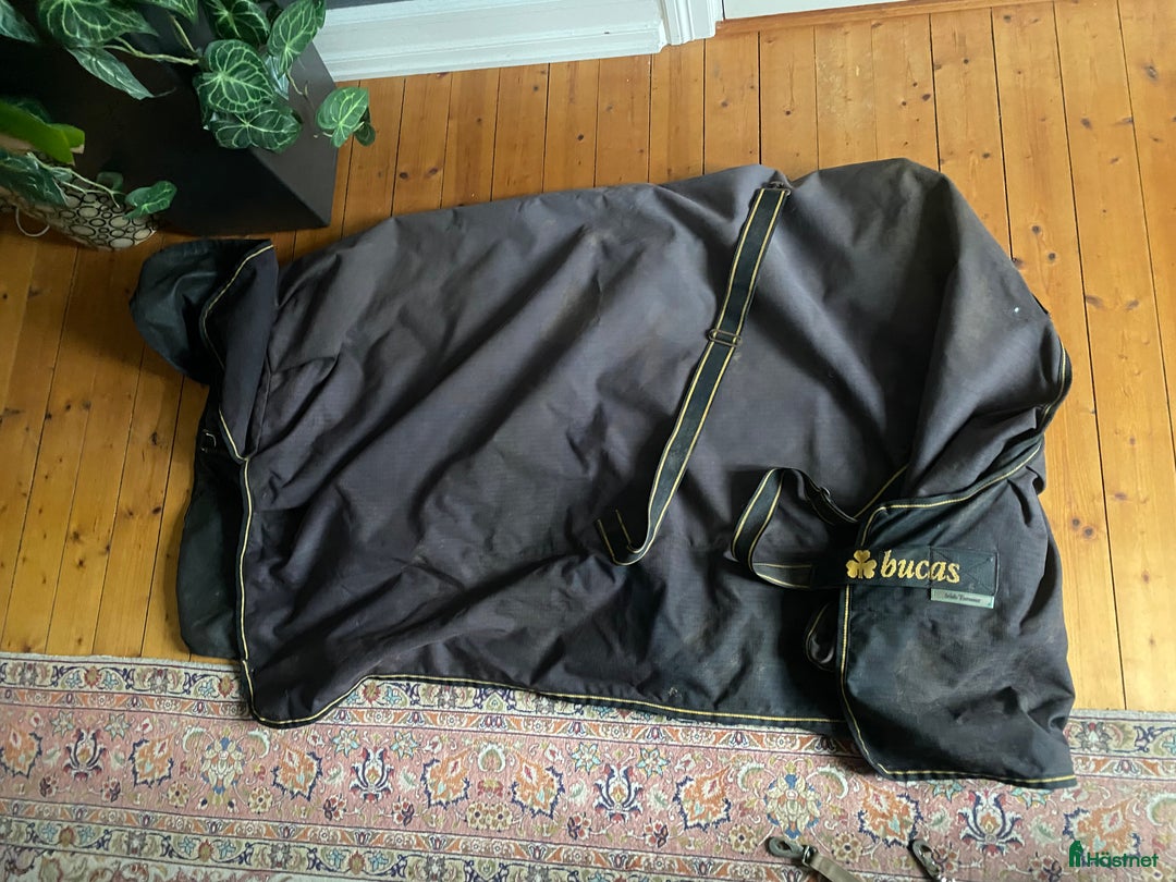 Täcken hästutrustning till salu: Bucas regntäcke i Hörby - Annons 1