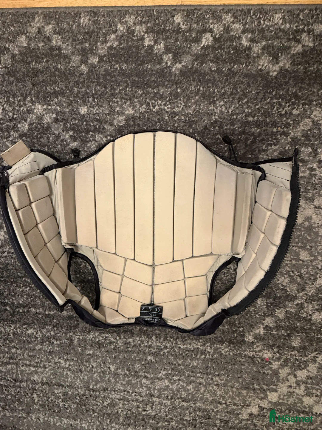 Säkerhetsvästar ryttarutrustning till salu: Racesafe väst i Skogås - Annons 3