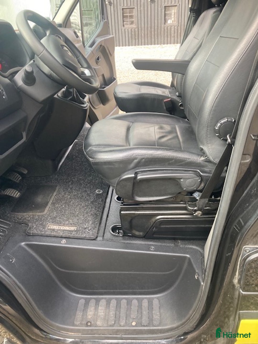 Hästlastbilar  fordon & transport till salu: Theault hästlastbil med sängar, b-körkort i Flyinge - Annons 9