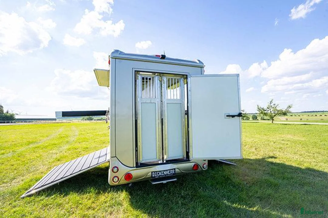 Hästtransporter  fordon & transport till salu: Dickenherr Stuteri med 2 Ramper och sadelkammare - Annons 1