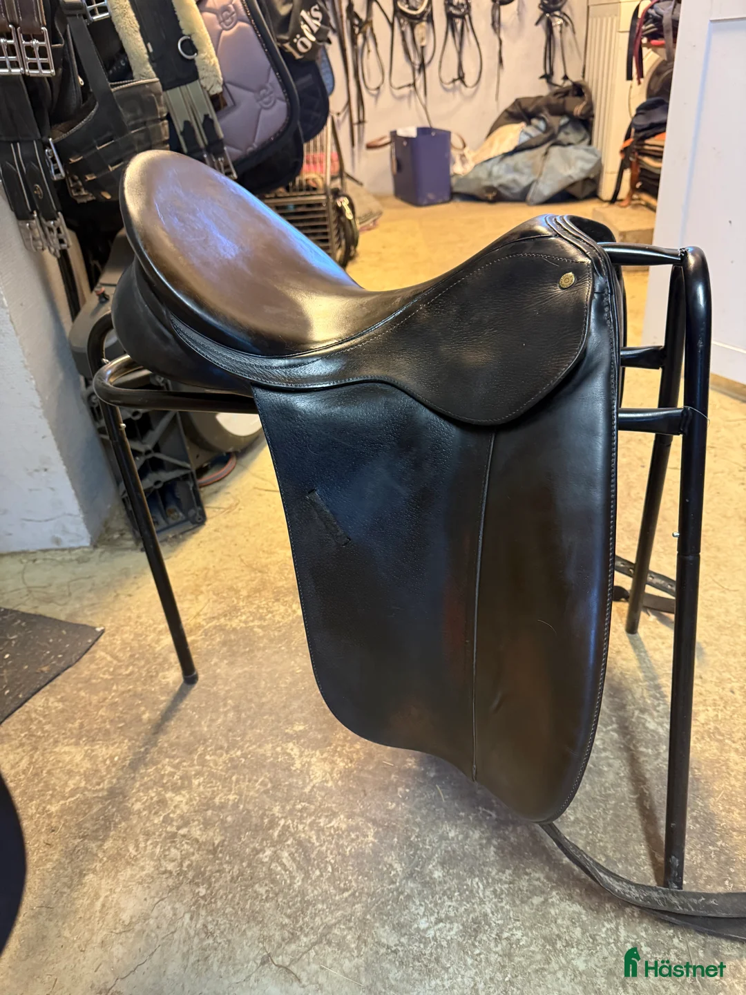 Sadlar hästutrustning till salu: Äldre Bates dressyrsadel  - Annons 2