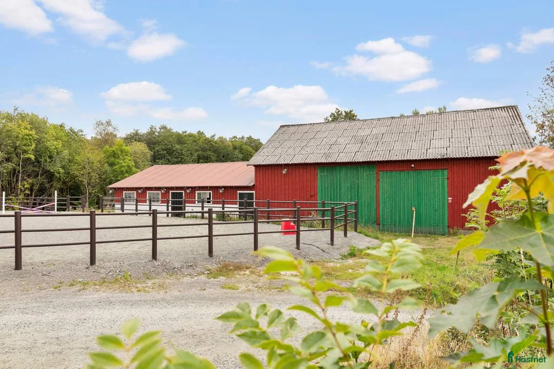  hästgårdar till salu: Hällingsjövägen 1664 i Kungsbacka - Annons 2