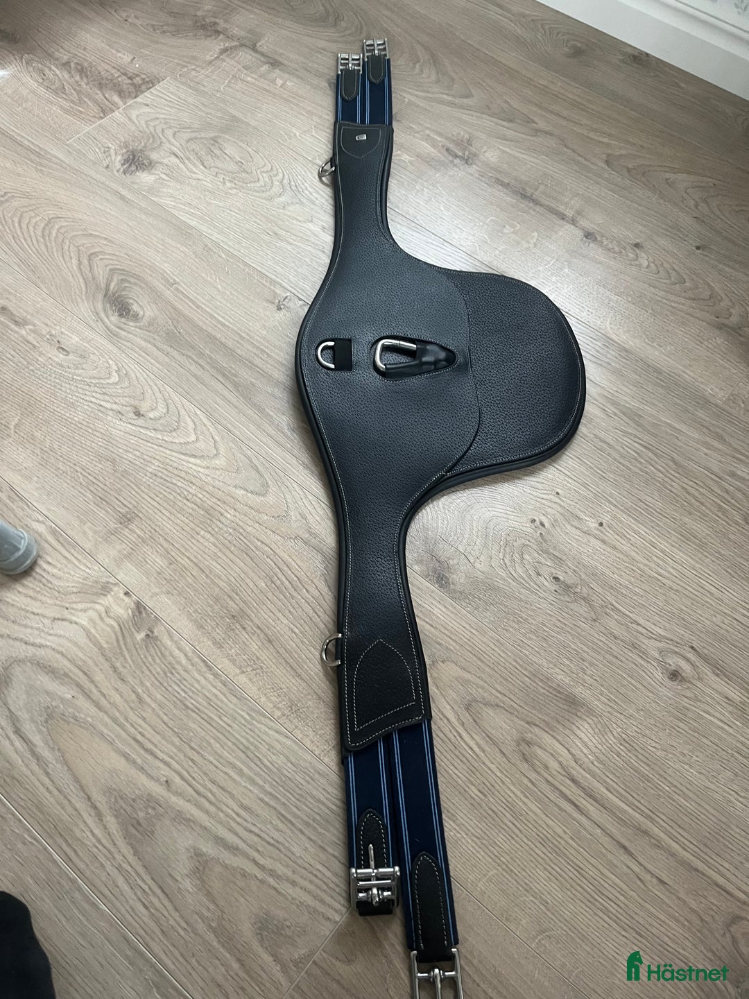 Sadeltillbehör hästutrustning till salu: Ny magplatta från by EQ i Kil - Annons 1