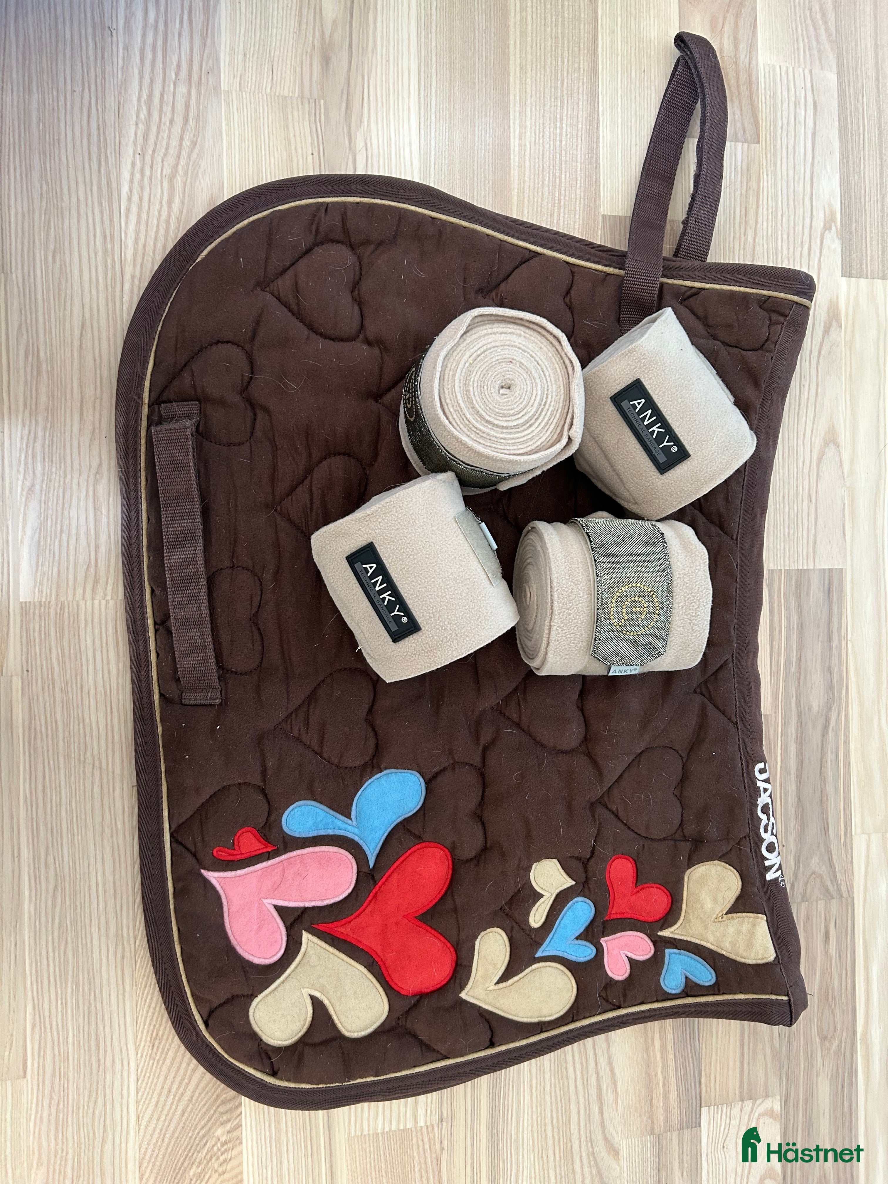 Schabrak & Vojlockar hästutrustning till salu: Ponny schabrak med 4 olika färger oanvända lindor i Vellinge - Annons 7