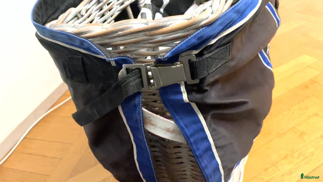 Täcken hästutrustning till salu: Stort parti hästsaker och 2 hjälmar i Borås - Annons 25