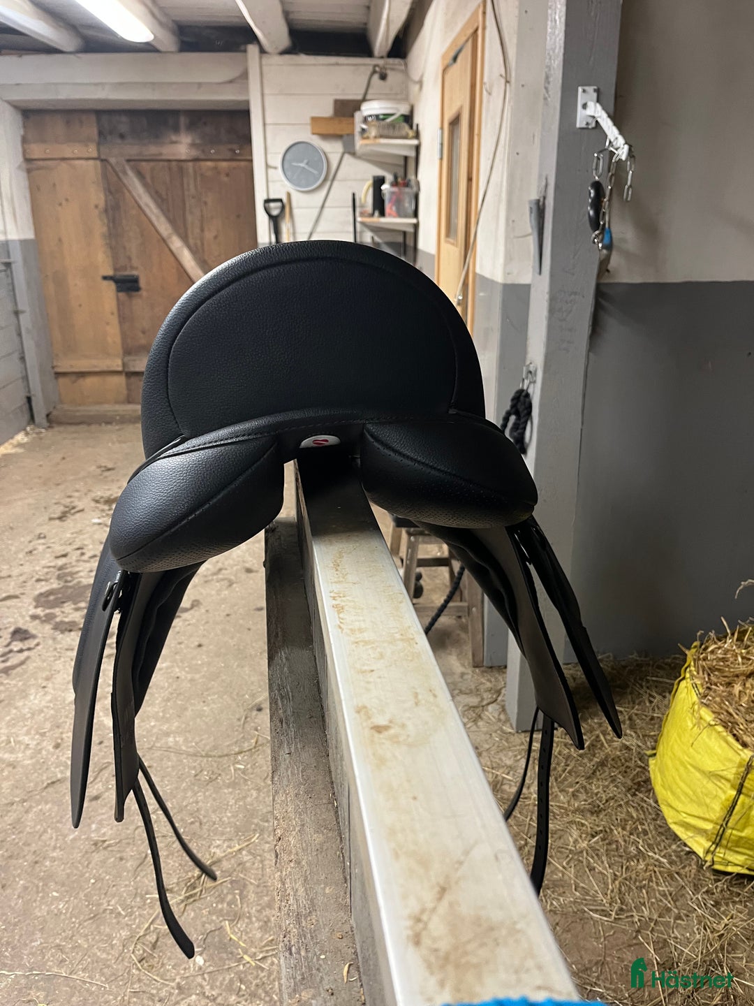 Sadlar hästutrustning till salu: Wintec dressyr syntetsadel  i Landsbro - Annons 4