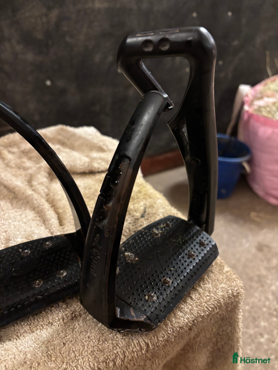 Stigbyglar hästutrustning till salu: Freejump pro i Visby - Annons 1