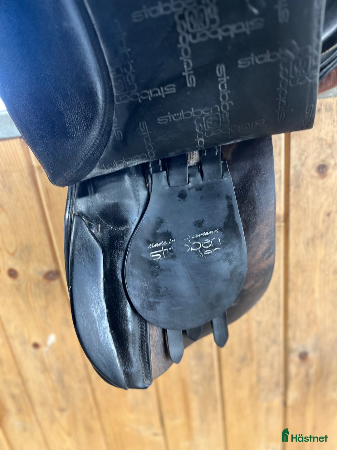 Sadlar hästutrustning till salu: Äldre Stübben dressyr sadel i Saxtorp - Annons 3