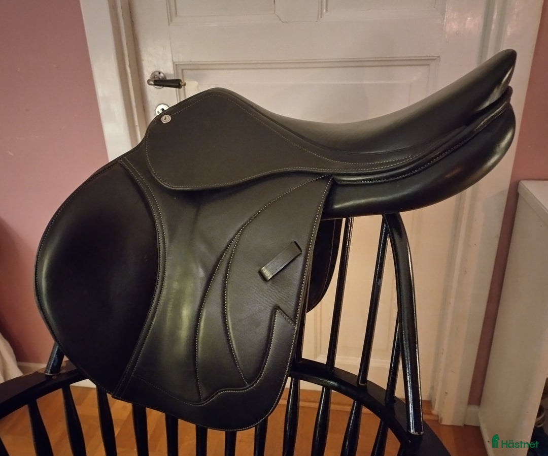 Sadlar hästutrustning till salu: Svart Siddhant Hoppsadel 17" i Fågelmara - Annons 1