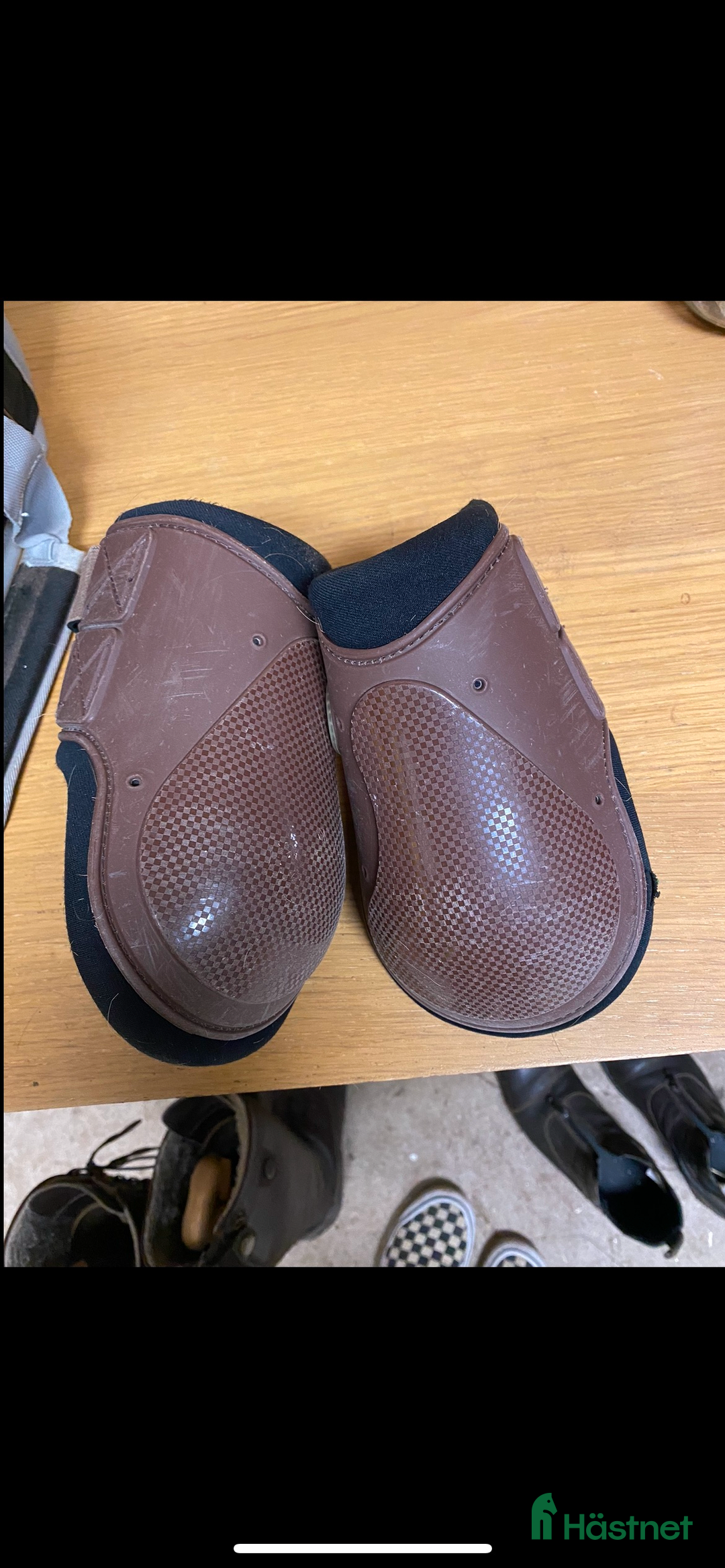 Benskydd hästutrustning till salu: Bruna bakbenskydd i Grimslöv - Annons 2