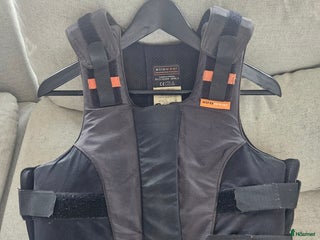 Säkerhetsvästar ryttarutrustning till salu: Airowear säljes i Göteborg - Annons 23