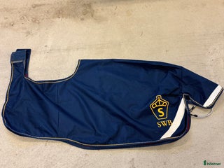 Täcken hästutrustning till salu: Skrittäcke med SWB-logga i Undersåker - Annons 8