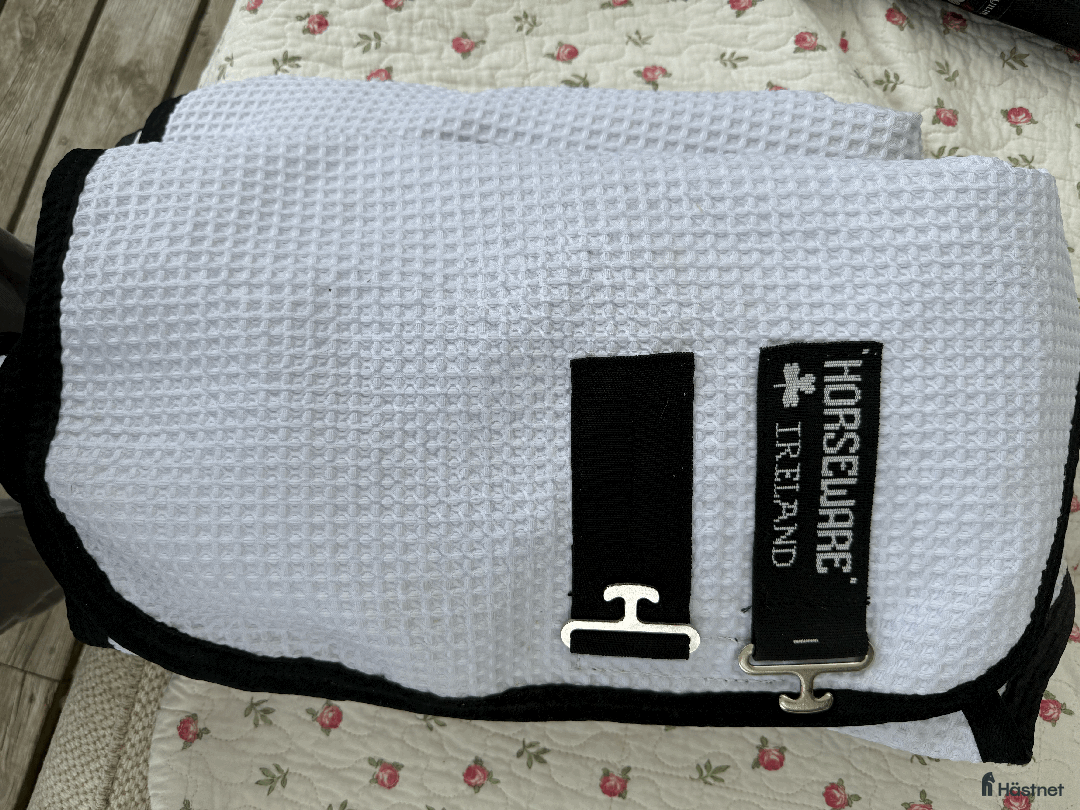 Täcken hästutrustning till salu: Tävlings / stall / ute - täcken  i storlek 125  i Ekerö - Annons 7