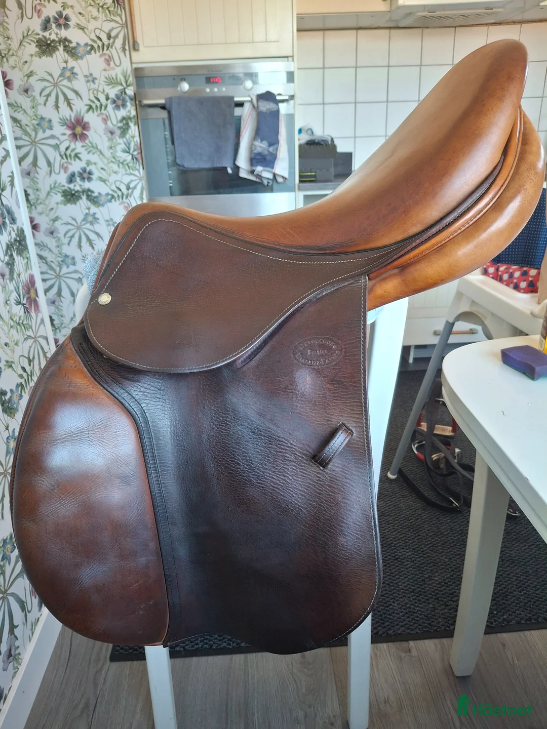 Sadlar hästutrustning till salu: Brun Devoucoux hoppsadel - Annons 1
