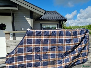 Täcken hästutrustning till salu: Stalltäcke till vintern 135 cm 400g i Tvååker - Annons 24