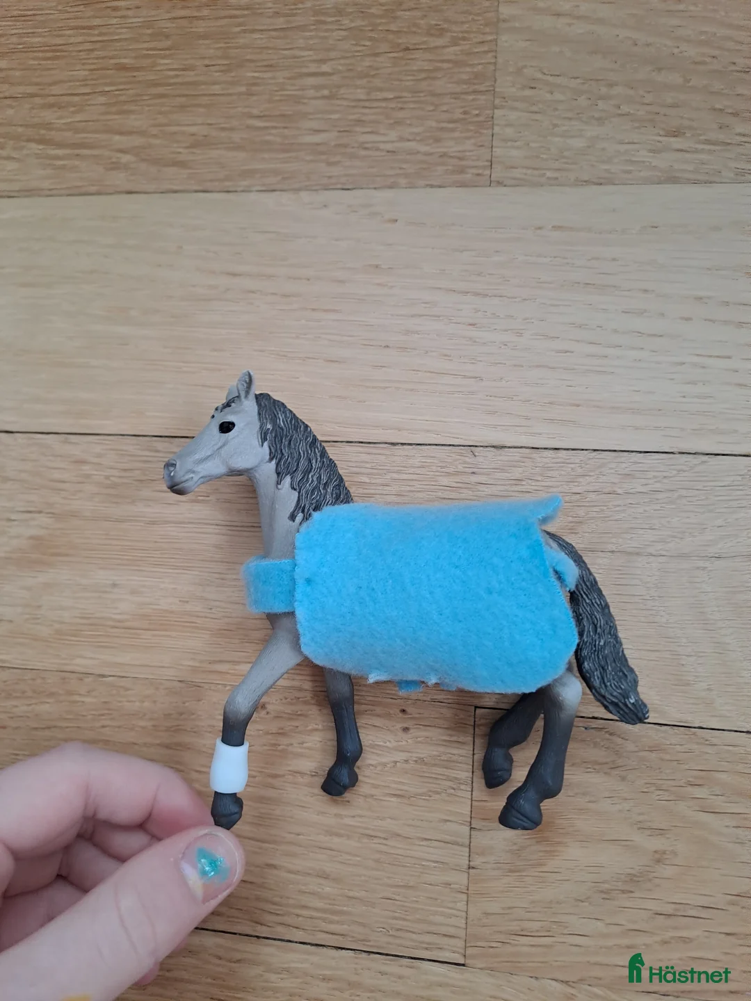 Hästinspirerad heminredning övrig utrustning till salu: Fint blått täcke till schleich unghäst i fleece! i Västerfärnebo - Annons 2