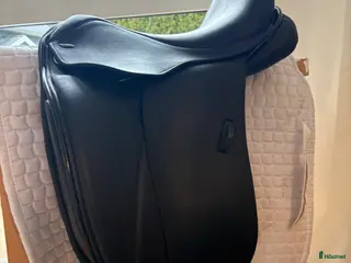 Sadlar hästutrustning Dressyrsadel 17” Santa Cruz - Annons 2