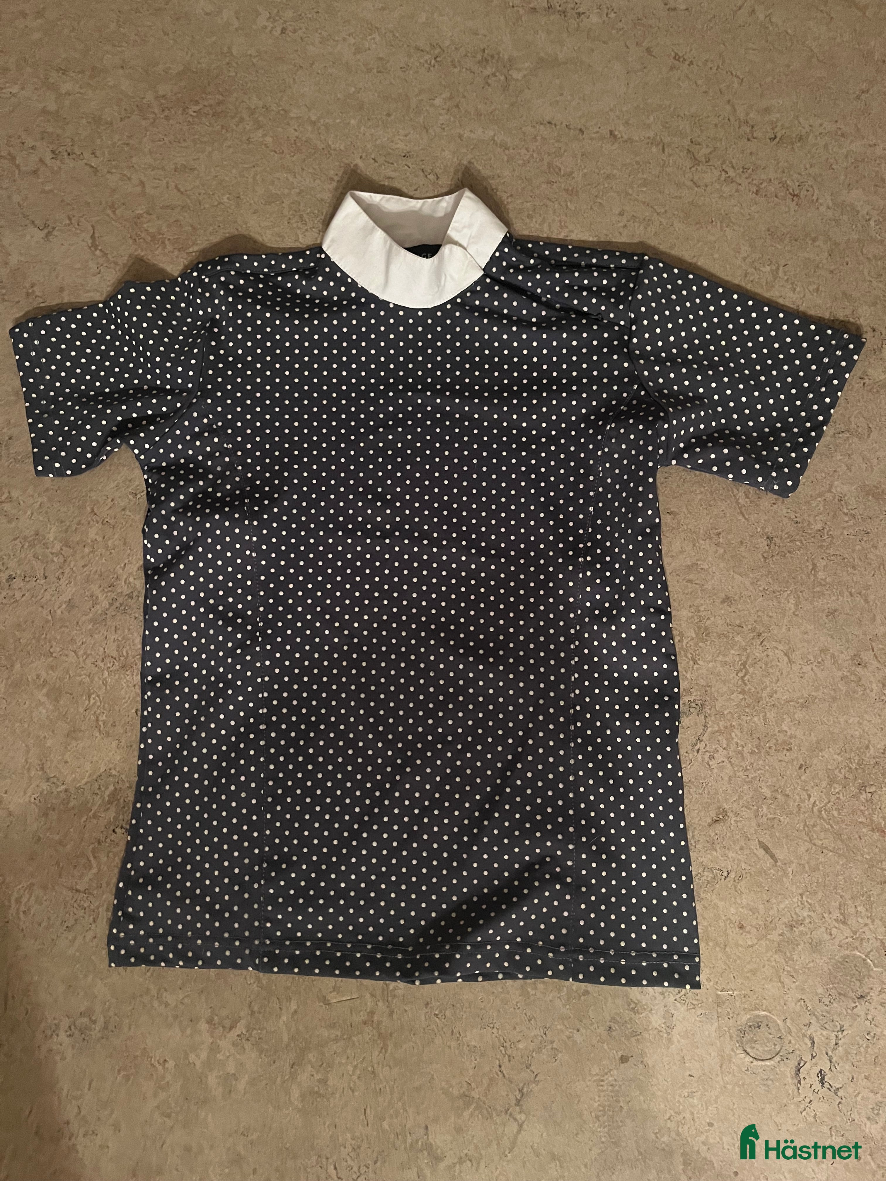 Övrigt Ridkläder ryttarutrustning till salu: Gråprickig tävlingsblus ifrån equipage🤍 i Gemla - Annons 3