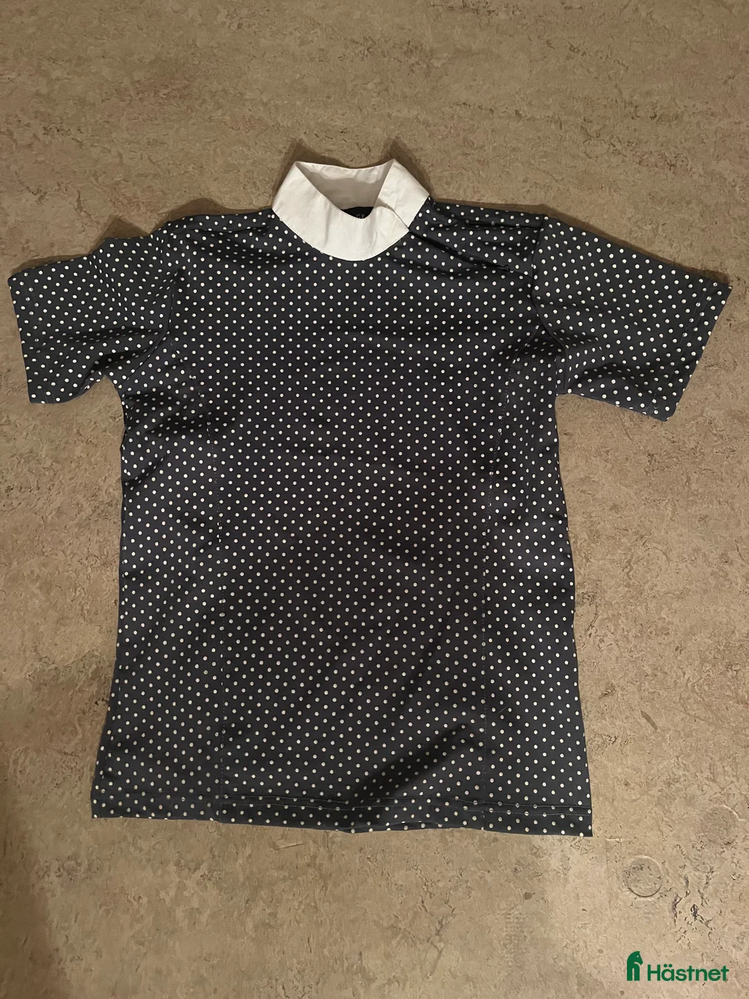 Övrigt Ridkläder ryttarutrustning till salu: Gråprickig tävlingsblus ifrån equipage🤍 i Gemla - Annons 1