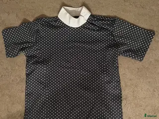 Övrigt Ridkläder ryttarutrustning till salu: Gråprickig tävlingsblus ifrån equipage🤍 i Gemla - Annons 3