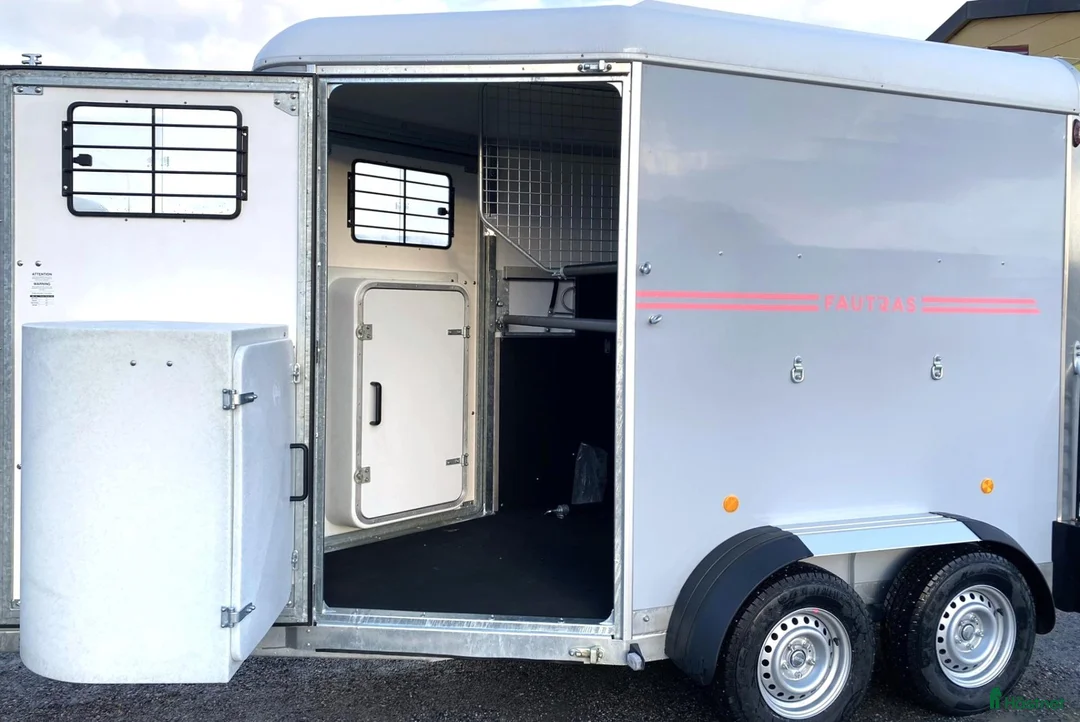Hästtransporter  fordon & transport till salu: Fautras Promax- AidSystem och två sadelskåp - Annons 2