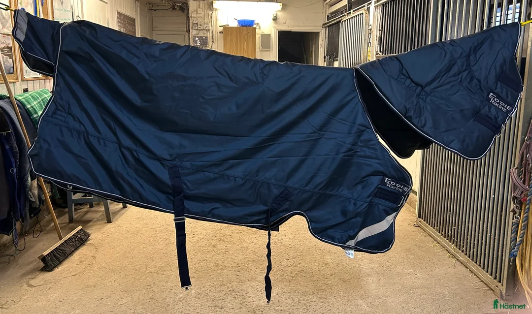 Täcken hästutrustning till salu: Vintertäcke 400g i Kalmar - Annons 1