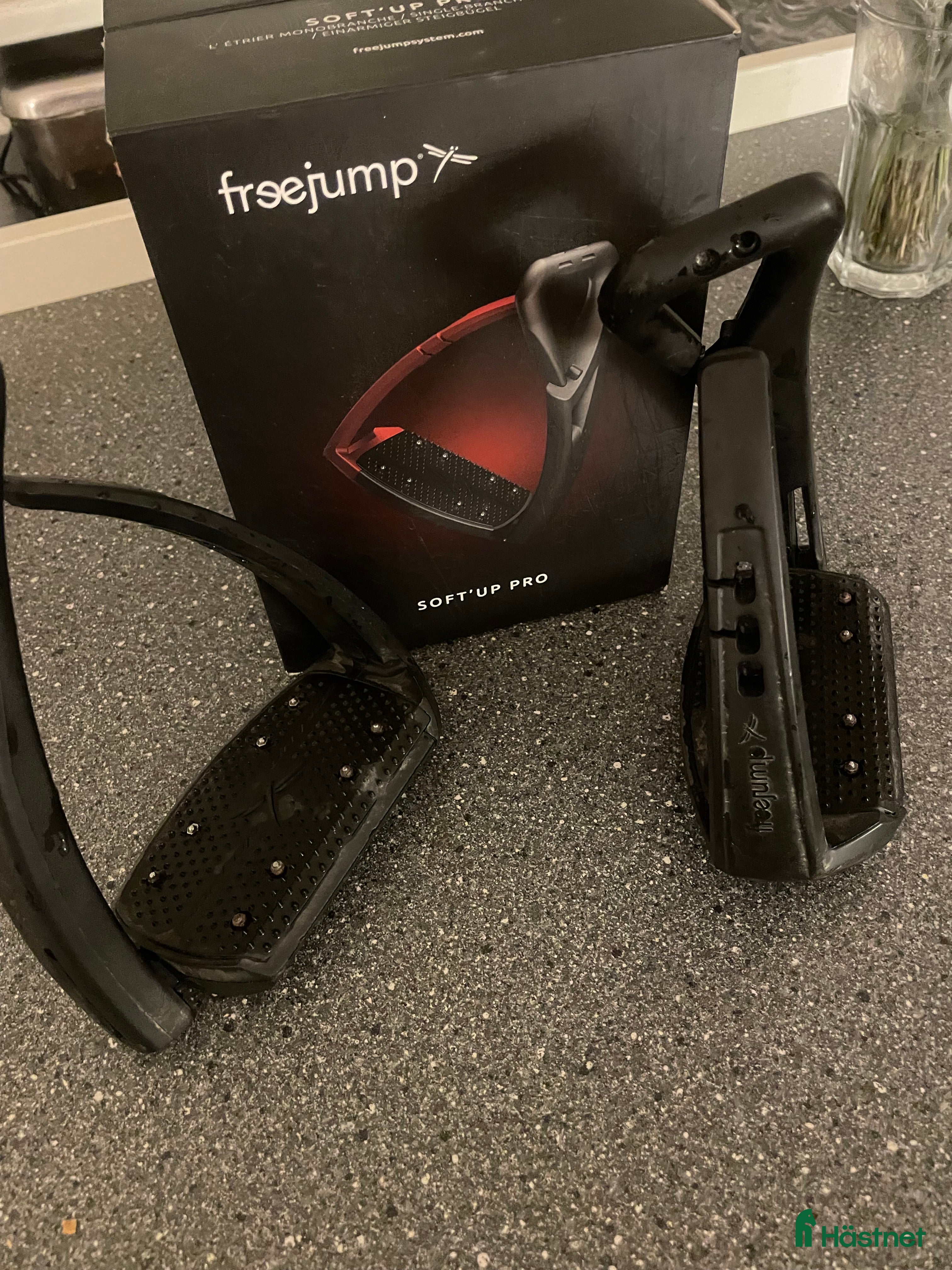 Stigbyglar hästutrustning till salu: Svarta freejump soft up pro i Örebro - Annons 12