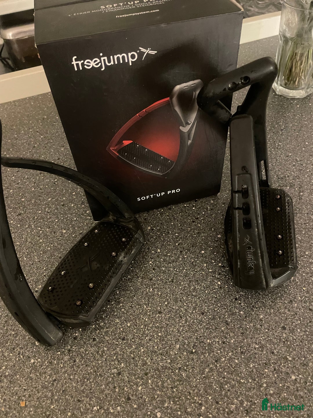 Stigbyglar hästutrustning till salu: Svarta freejump soft up pro i Örebro - Annons 1