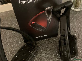 Stigbyglar hästutrustning till salu: Svarta freejump soft up pro i Örebro - Annons 1