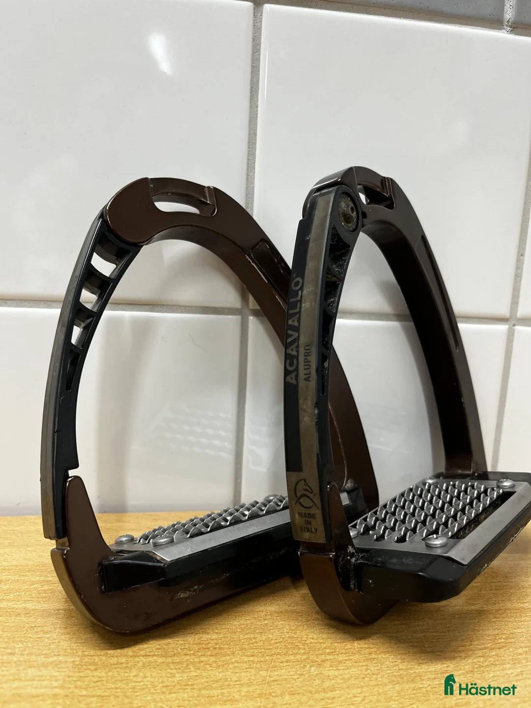 Stigbyglar hästutrustning till salu: Acavllo säkerhetsstigbyglar i Lidingö - Annons 1