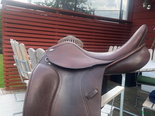 Sadlar hästutrustning till salu: Mjuk och fin dressyrsadel i Klintehamn - Annons 3
