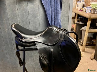 Sadlar hästutrustning till salu: Välvårdad HBC sadel i Dösjebro - Annons 1