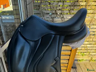 Sadlar hästutrustning Antares Dressyrsadel NYSKICK i Motala - Annons 1