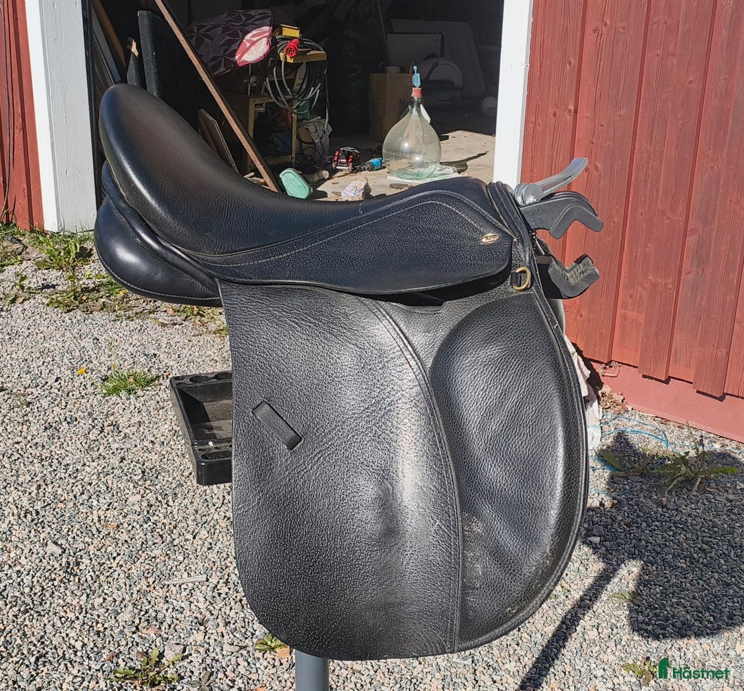 Sadlar hästutrustning till salu: Allround sadel för dom rundare hästarna i Lödöse - Annons 1