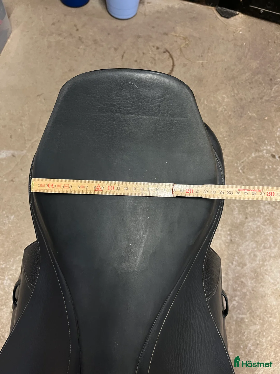 Sadlar hästutrustning till salu: Svart Lippo hoppsadel  i Vara - Annons 7