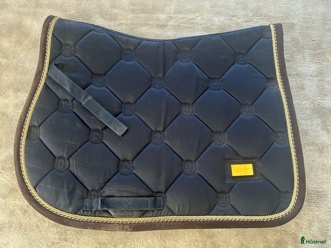 Schabrak & Vojlockar hästutrustning till salu: Equestrian Stockholm schabrak i Nynäshamn - Annons 1