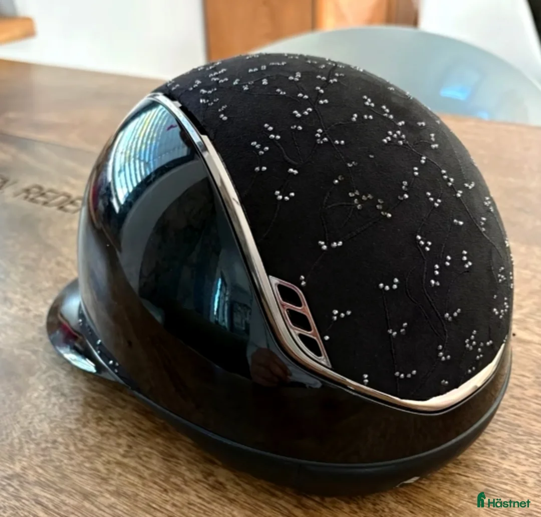 Hjälmar ryttarutrustning till salu: Miss Shield 2.0 Shadow Glossy Black - Annons 2